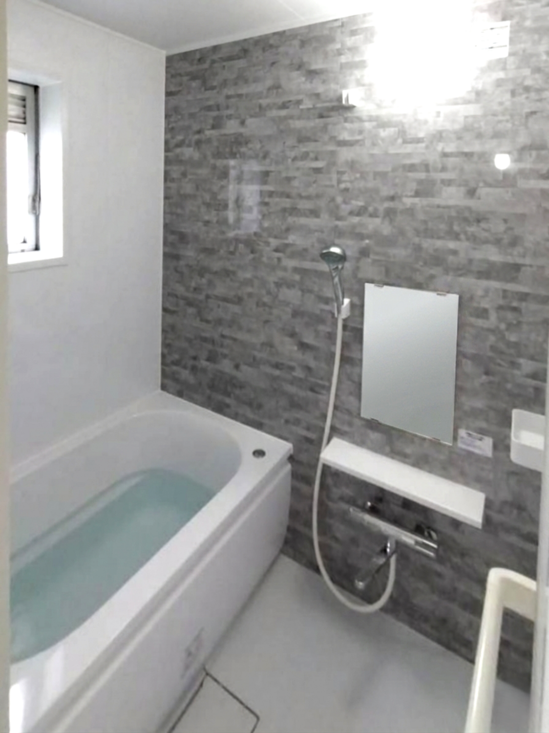 人気のグレー壁で高見え｜浴室・トイレリフォーム施工例